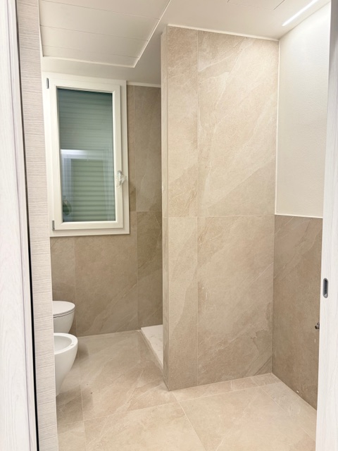 In una palazzina di poche unità, è disponibile un luminoso appartamento di 80 mq netti interni, o...