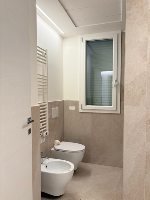 In una palazzina di poche unità, è disponibile un luminoso appartamento di 80 mq netti interni, o...