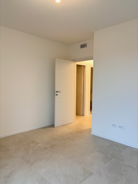 In una palazzina di poche unità, è disponibile un luminoso appartamento di 80 mq netti interni, o...