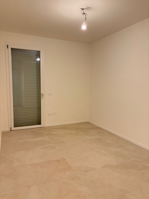 In una palazzina di poche unità, è disponibile un luminoso appartamento di 80 mq netti interni, o...