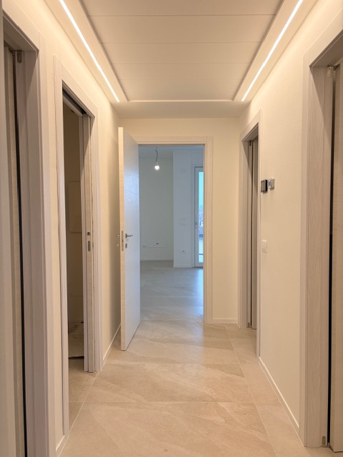 In una palazzina di poche unità, è disponibile un luminoso appartamento di 80 mq netti interni, o...