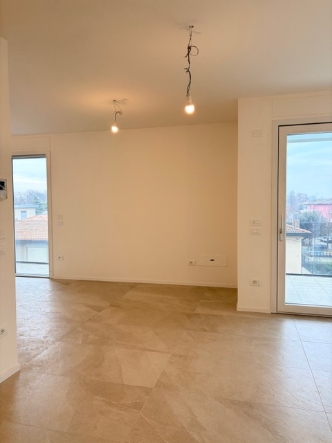 In una palazzina di poche unità, è disponibile un luminoso appartamento di 80 mq netti interni, o...