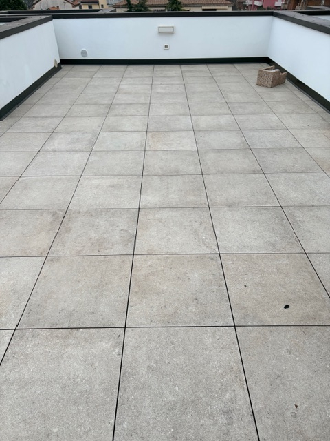 In una palazzina di poche unità, è disponibile un luminoso appartamento di 80 mq netti interni, o...