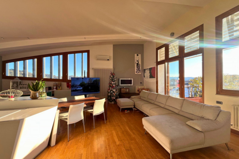 A pochi passi dal centro storico di Vicenza, proponiamo in vendita un esclusivo attico di circa 2...