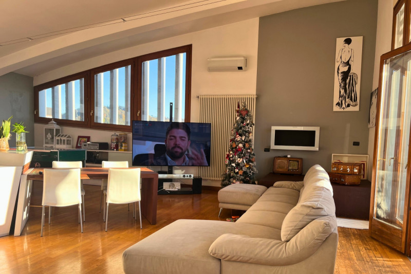 A pochi passi dal centro storico di Vicenza, proponiamo in vendita un esclusivo attico di circa 2...