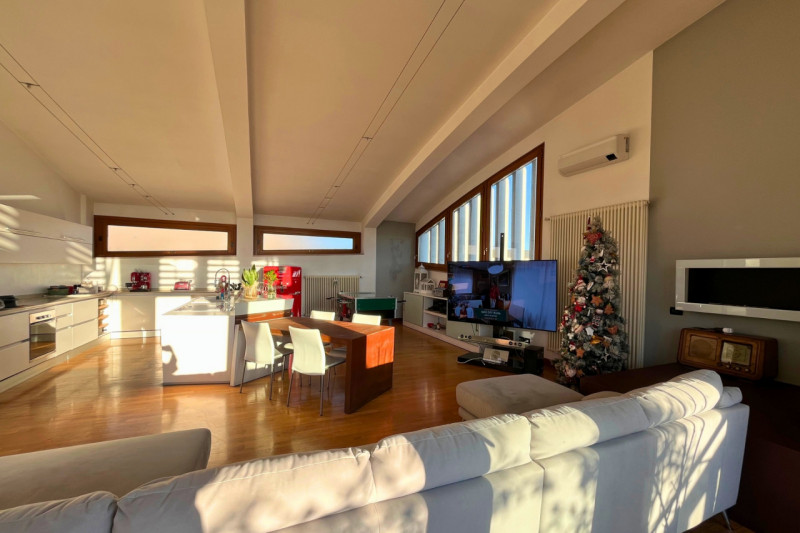 A pochi passi dal centro storico di Vicenza, proponiamo in vendita un esclusivo attico di circa 2...