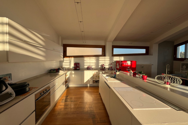 A pochi passi dal centro storico di Vicenza, proponiamo in vendita un esclusivo attico di circa 2...