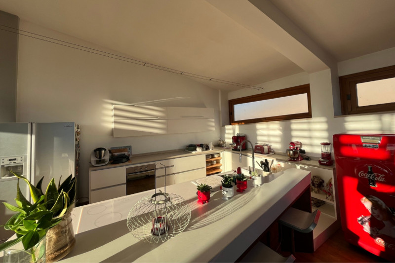 A pochi passi dal centro storico di Vicenza, proponiamo in vendita un esclusivo attico di circa 2...