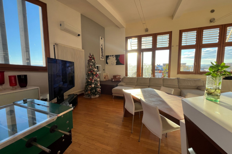 A pochi passi dal centro storico di Vicenza, proponiamo in vendita un esclusivo attico di circa 2...