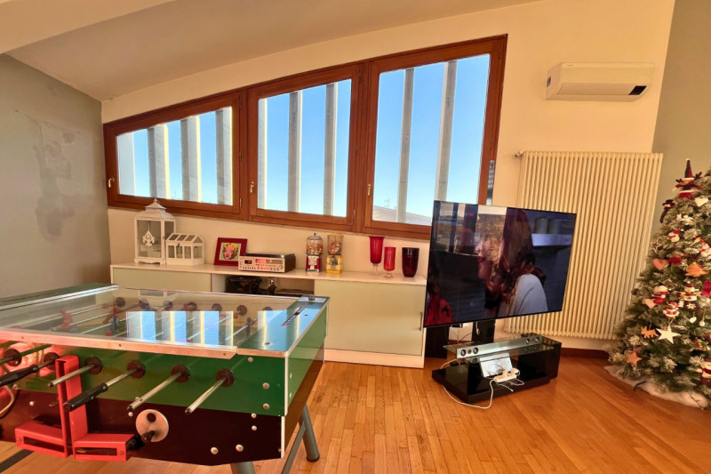 A pochi passi dal centro storico di Vicenza, proponiamo in vendita un esclusivo attico di circa 2...