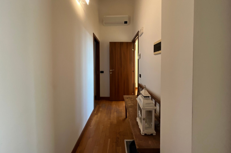 A pochi passi dal centro storico di Vicenza, proponiamo in vendita un esclusivo attico di circa 2...