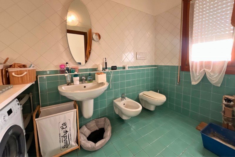 A pochi passi dal centro storico di Vicenza, proponiamo in vendita un esclusivo attico di circa 2...