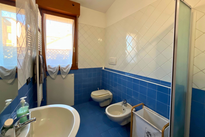 A pochi passi dal centro storico di Vicenza, proponiamo in vendita un esclusivo attico di circa 2...