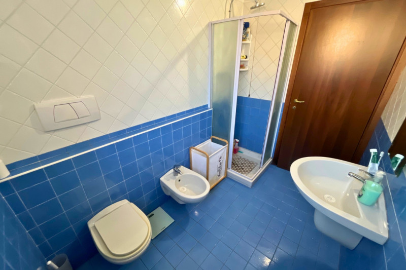 A pochi passi dal centro storico di Vicenza, proponiamo in vendita un esclusivo attico di circa 2...