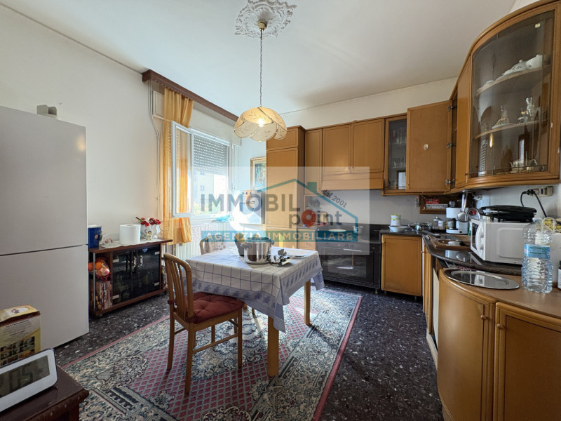 Proponiamo, a Giarre di Abano Terme, una particolare proprietà composta da una casa singola da ri...