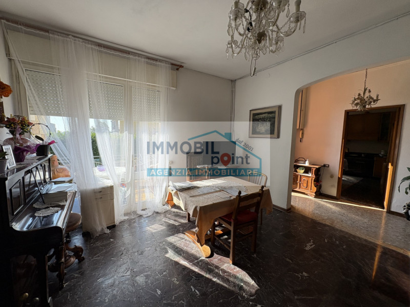 Proponiamo, a Giarre di Abano Terme, una particolare proprietà composta da una casa singola da ri...