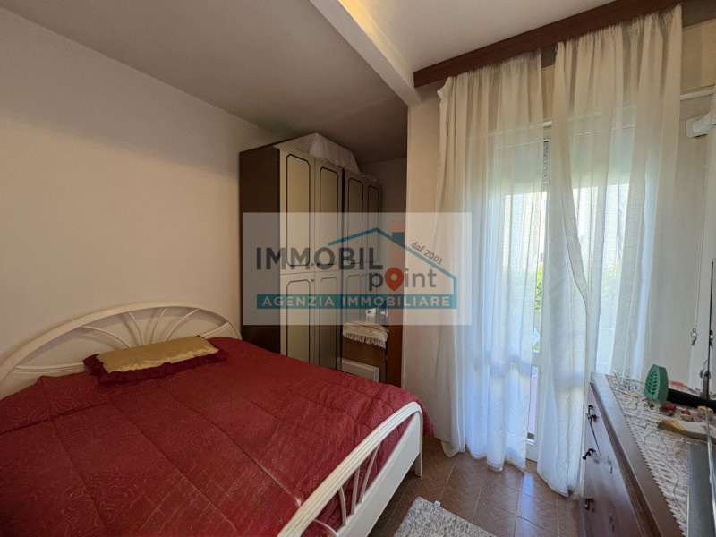 Proponiamo, a Giarre di Abano Terme, una particolare proprietà composta da una casa singola da ri...