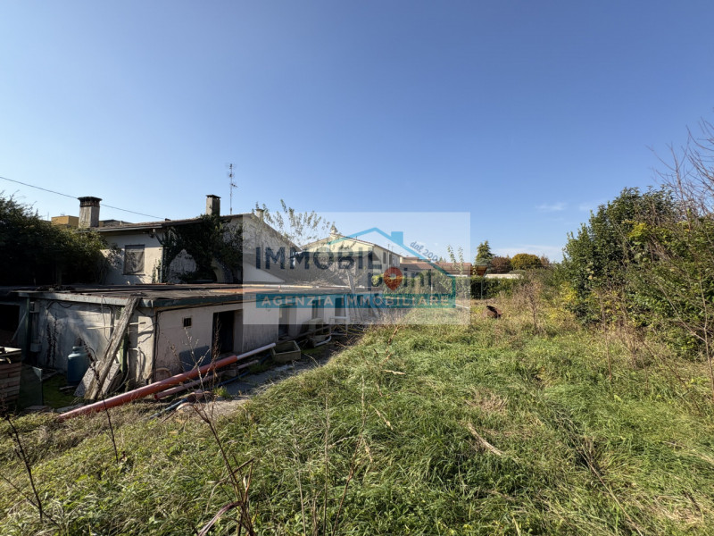 Proponiamo, a Giarre di Abano Terme, una particolare proprietà composta da una casa singola da ri...