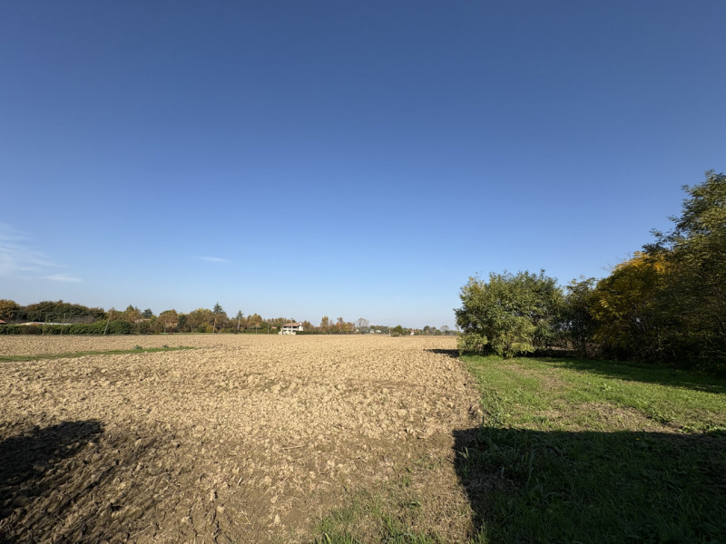 Proponiamo, a Giarre di Abano Terme, un terreno agricolo di 8.097 mq con accesso da strada princi...