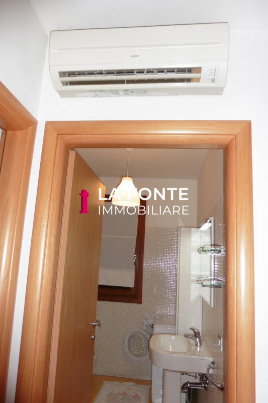 VIGONZA CENTRO, all'interno del "Residence Le Villette", luminoso APPARTAMENTO trilocale, ATTUALM...