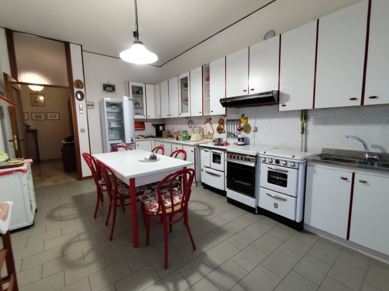 Su stradina interna e tranquilla, al piano primo vendesi spaziosissimo appartamento parzialmente ...