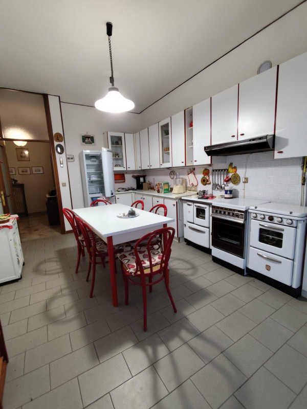 Su stradina interna e tranquilla, al piano primo vendesi spaziosissimo appartamento parzialmente ...