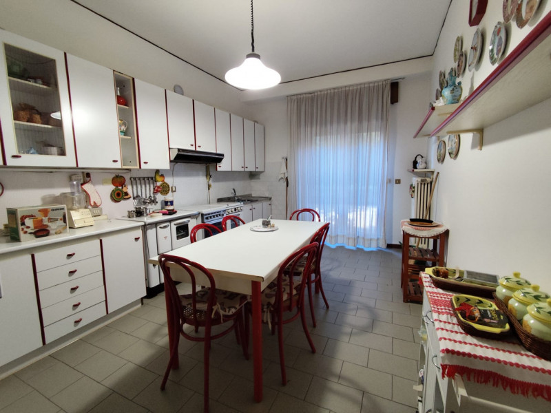 Su stradina interna e tranquilla, al piano primo vendesi spaziosissimo appartamento parzialmente ...