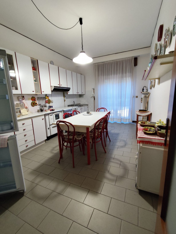 Su stradina interna e tranquilla, al piano primo vendesi spaziosissimo appartamento parzialmente ...