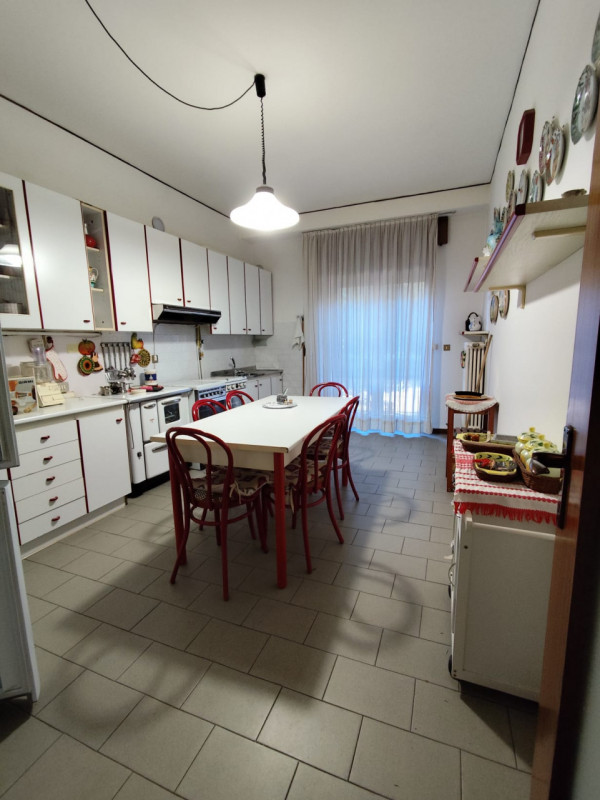 Su stradina interna e tranquilla, al piano primo vendesi spaziosissimo appartamento parzialmente ...