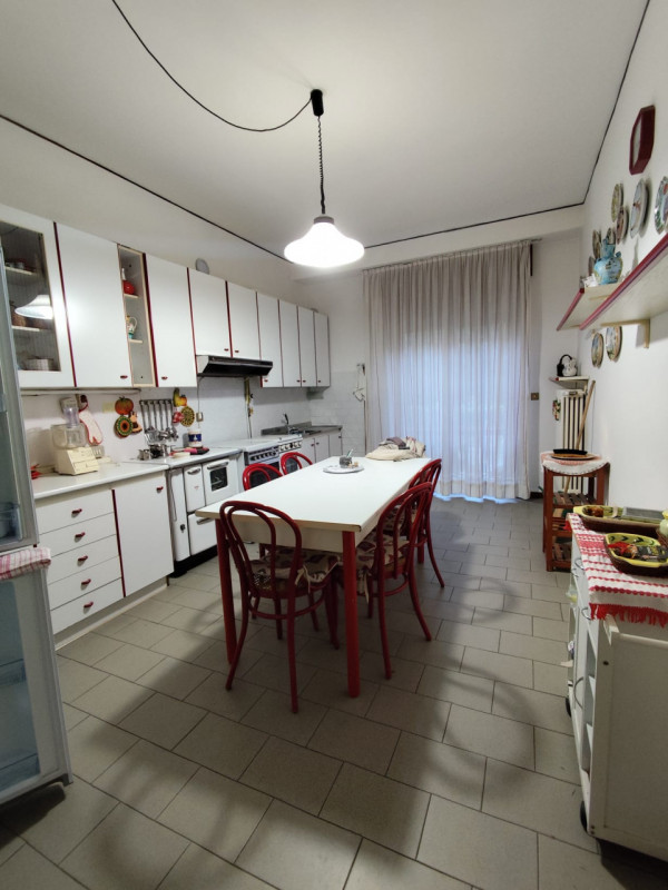 Su stradina interna e tranquilla, al piano primo vendesi spaziosissimo appartamento parzialmente ...