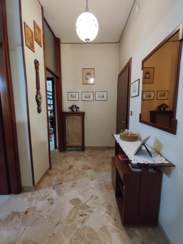 Su stradina interna e tranquilla, al piano primo vendesi spaziosissimo appartamento parzialmente ...