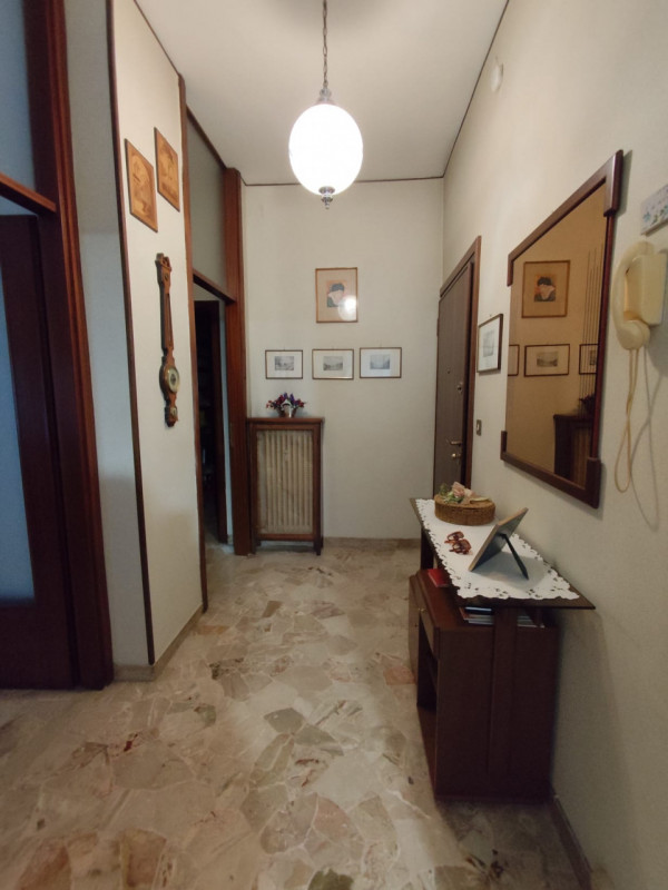 Su stradina interna e tranquilla, al piano primo vendesi spaziosissimo appartamento parzialmente ...