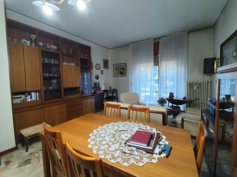 Su stradina interna e tranquilla, al piano primo vendesi spaziosissimo appartamento parzialmente ...