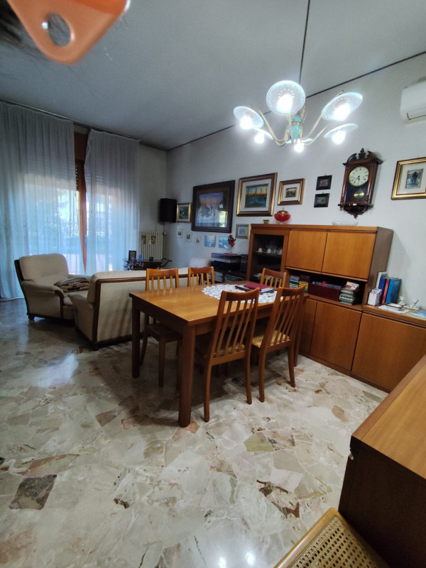 Su stradina interna e tranquilla, al piano primo vendesi spaziosissimo appartamento parzialmente ...