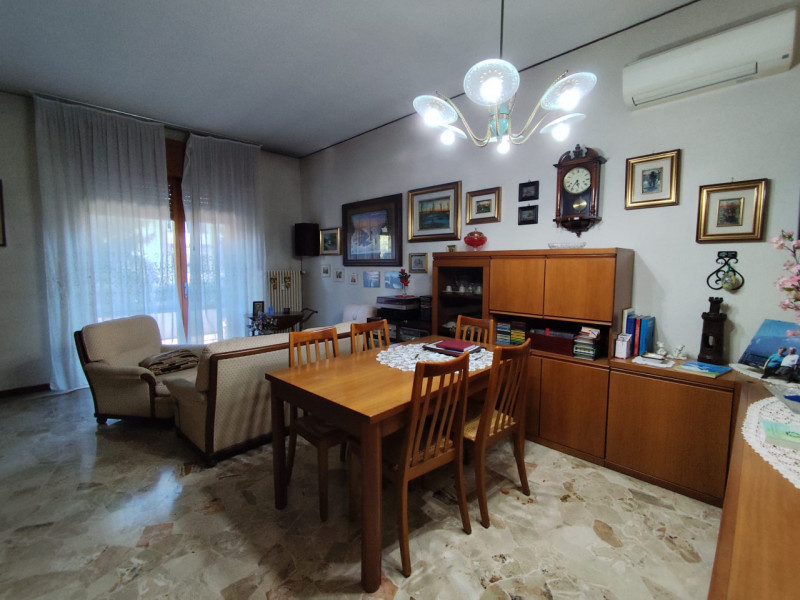 Su stradina interna e tranquilla, al piano primo vendesi spaziosissimo appartamento parzialmente ...