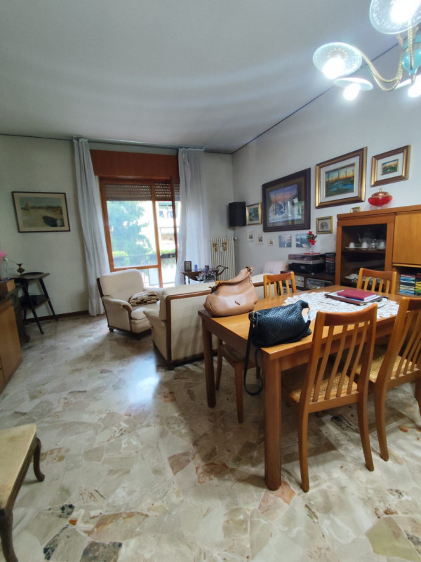 Su stradina interna e tranquilla, al piano primo vendesi spaziosissimo appartamento parzialmente ...