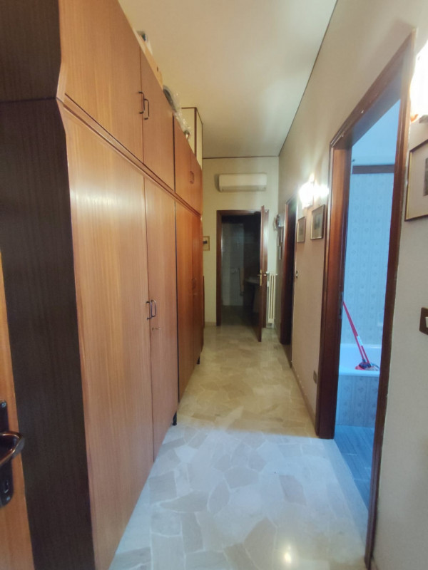 Su stradina interna e tranquilla, al piano primo vendesi spaziosissimo appartamento parzialmente ...