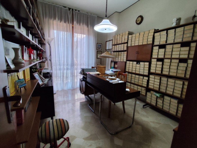 Su stradina interna e tranquilla, al piano primo vendesi spaziosissimo appartamento parzialmente ...