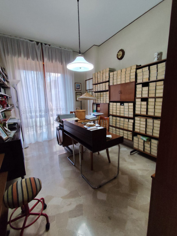 Su stradina interna e tranquilla, al piano primo vendesi spaziosissimo appartamento parzialmente ...