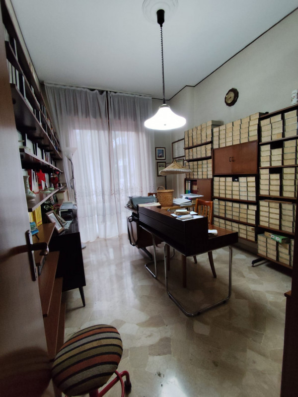 Su stradina interna e tranquilla, al piano primo vendesi spaziosissimo appartamento parzialmente ...