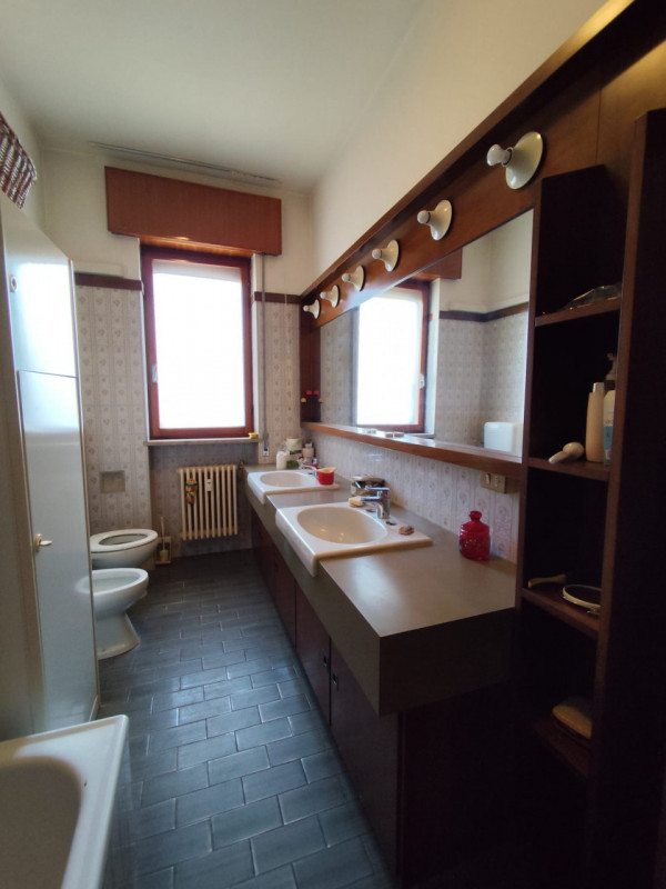 Su stradina interna e tranquilla, al piano primo vendesi spaziosissimo appartamento parzialmente ...