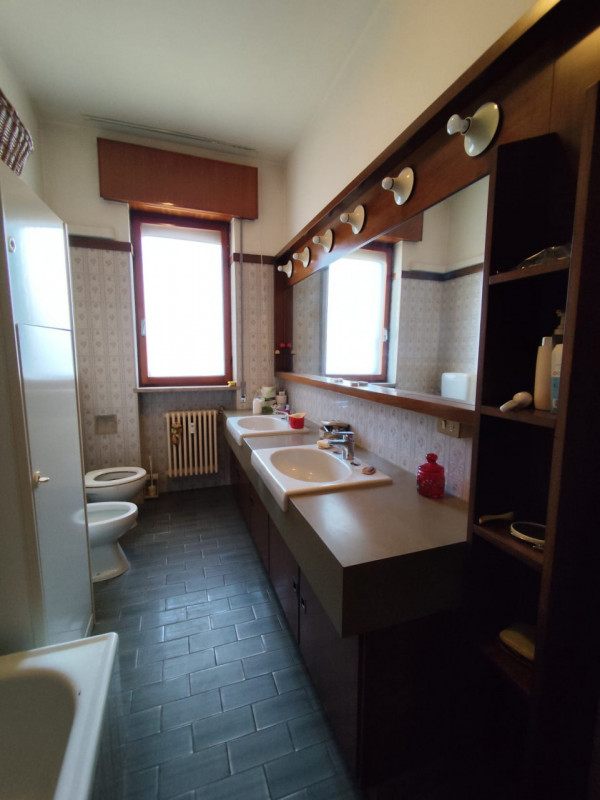 Su stradina interna e tranquilla, al piano primo vendesi spaziosissimo appartamento parzialmente ...