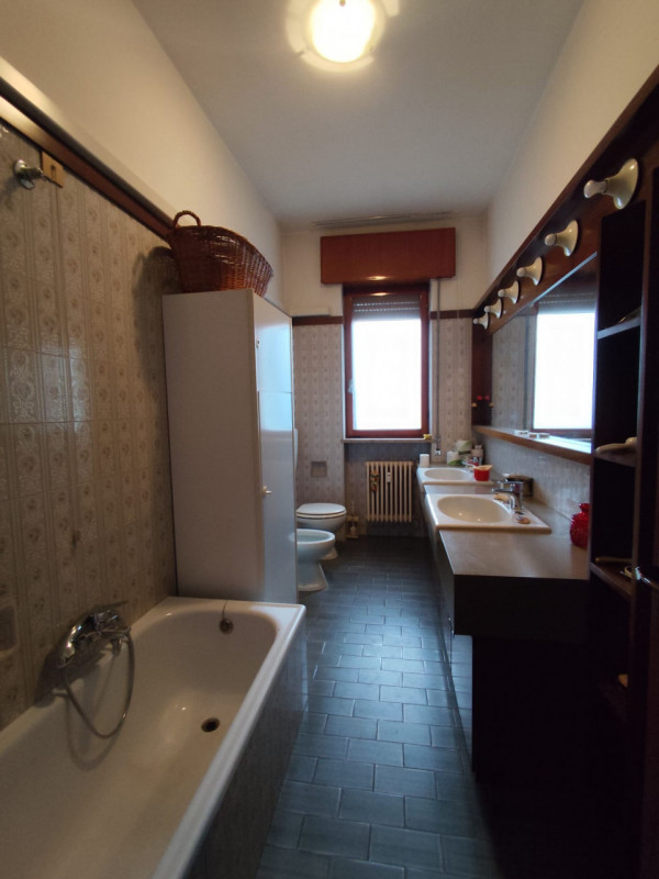 Su stradina interna e tranquilla, al piano primo vendesi spaziosissimo appartamento parzialmente ...