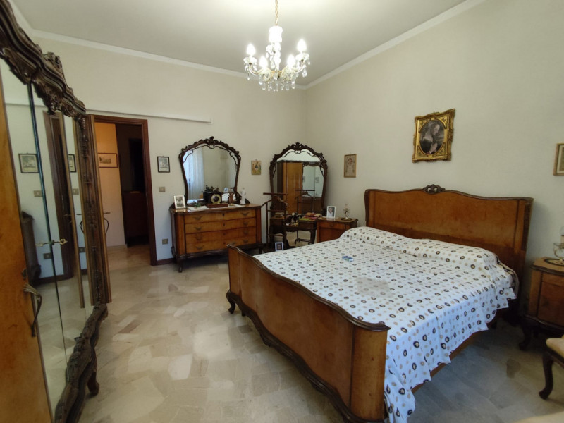 Su stradina interna e tranquilla, al piano primo vendesi spaziosissimo appartamento parzialmente ...