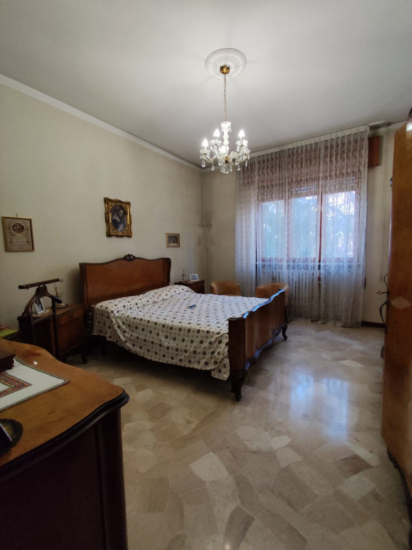 Su stradina interna e tranquilla, al piano primo vendesi spaziosissimo appartamento parzialmente ...