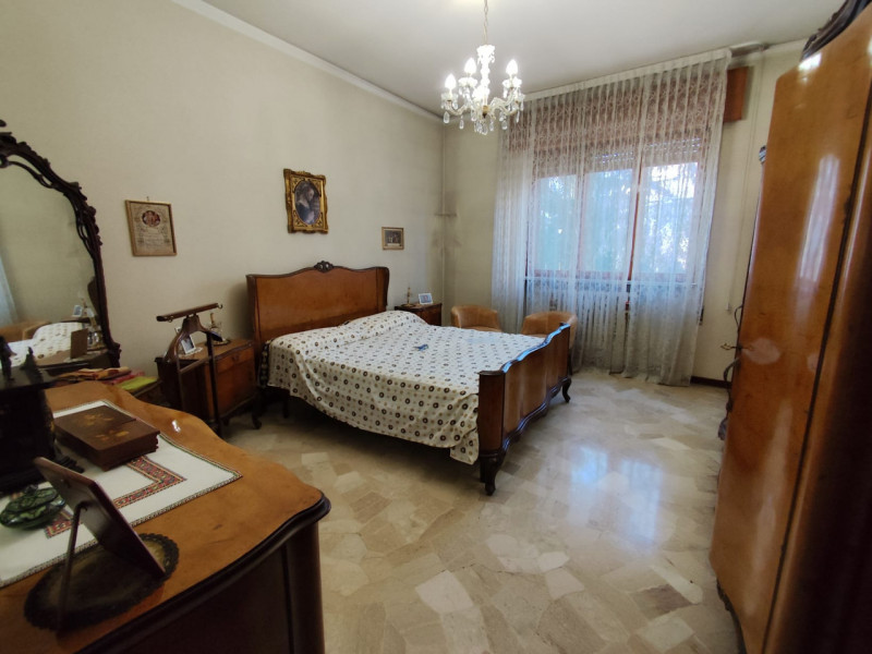 Su stradina interna e tranquilla, al piano primo vendesi spaziosissimo appartamento parzialmente ...