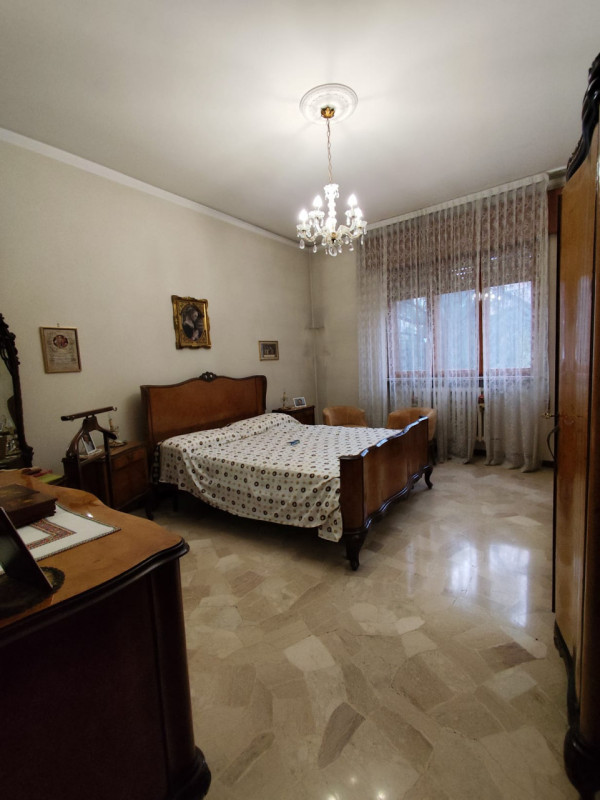 Su stradina interna e tranquilla, al piano primo vendesi spaziosissimo appartamento parzialmente ...