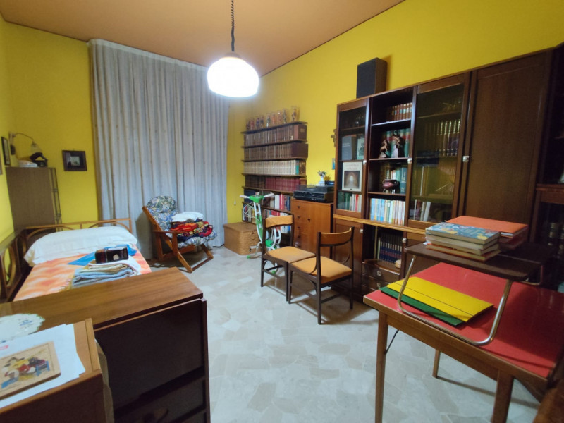 Su stradina interna e tranquilla, al piano primo vendesi spaziosissimo appartamento parzialmente ...