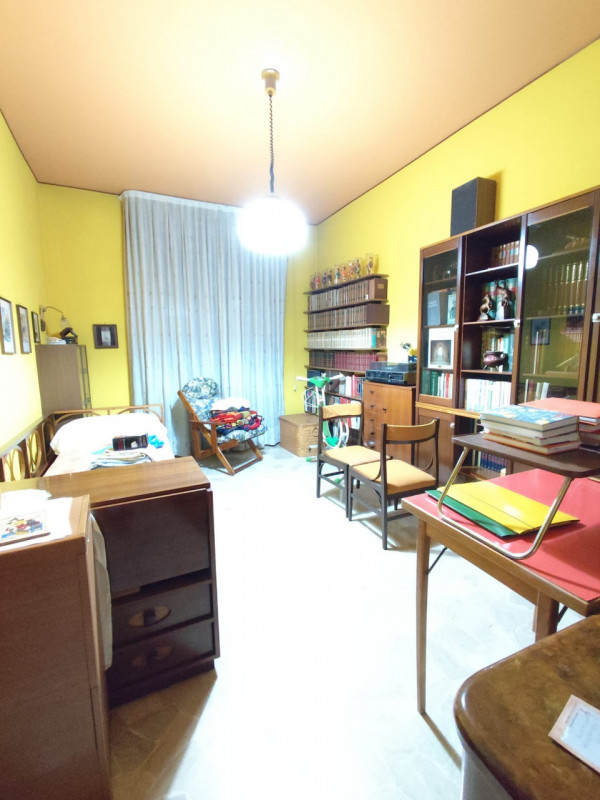 Su stradina interna e tranquilla, al piano primo vendesi spaziosissimo appartamento parzialmente ...