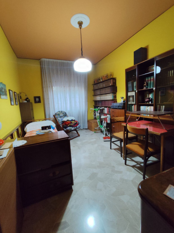 Su stradina interna e tranquilla, al piano primo vendesi spaziosissimo appartamento parzialmente ...